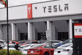 Một cửa hàng của hãng Tesla tại Burbank, California (Mỹ). (Ảnh: AFP/TTXVN)