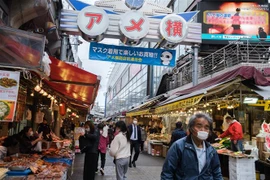 Người dân mua sắm tại một chợ ở Tokyo (Nhật Bản). (Ảnh: AFP/TTXVN)