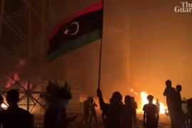 Người biểu tình Lybia phóng hỏa tòa nhà quốc hội ở Tobruk. (Nguồn: theguardian.com)