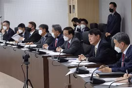 Tổng thống Hàn Quốc Yoon Suk-yeol (thứ hai, phải) phát biểu tại cuộc họp Hội đồng An ninh quốc gia ở Seoul, ngày 25/5/2022. (Ảnh: Yonhap/TTXVN)