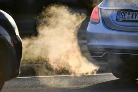 Khói mù ô nhiễm bao phủ bầu trời tại Lahore (Pakistan), ngày 15/12/2021. (Ảnh: THX/TTXVN)