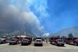 Khói bốc lên từ đám cháy rừng tại Wrightwood, California (Mỹ), ngày 12/6/2022. (Ảnh: AFP/TTXVN)