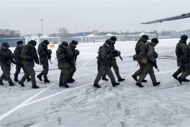 Các lính dù Nga tham gia lực lượng giữ gìn hoà bình của CSTO chuẩn bị đáp máy bay quân sự tới Kazakhstan, tại sân bay Chkalovsky, ngoại ô Moskva (Nga) ngày 6/1/2022. (Ảnh: AFP/TTXVN)