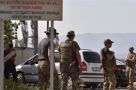 Binh sỹ Kyrgyzstan tuần tra tại làng Maksat, gần khu vực biên giới với Tajikistan, ngày 4/5/2021. (Ảnh: AFP/TTXVN)
