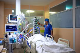 Nhân viên y tế điều trị cho bệnh nhân COVID-19 tại bệnh viện ở Pointe-a-Pitre (Pháp). (Ảnh: AFP/TTXVN)