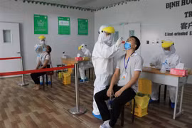 Lấy mẫu xét nghiệm COVID-19 cho người lao động của Công ty TNHH GoerTek Vina tại khu công nghiệp Quế Võ (Bắc Ninh), hồi tháng 8/2021. (Ảnh: Thanh Thương/TTXVN)