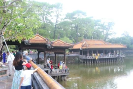 Du khách tham quan Lăng Tự Đức (Thừa Thiên-Huế). (Ảnh: Tường Vi/TTXVN)