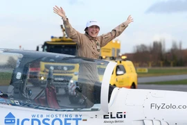 Nữ phi công trẻ Zara Rutherford vẫy chào sau khi cô hạ cánh xuống sân bay ở Bỉ hôm 20/1. (Nguồn: nytimes.com)