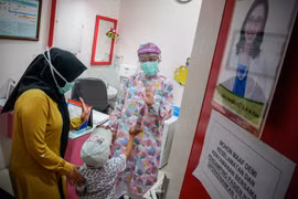 Bác sỹ nhi khoa tiếp đón bệnh nhân tại Bệnh viện Mẹ và Trẻ em Tambak ở Jakarta (Indonesia). (Nguồn: jakartaglobe.id)