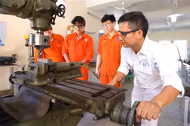 Hướng dẫn sinh viên thực hành gia công cơ khí tại Trường cao đẳng Hàng hải (Hải Phòng). (Ảnh: Hoàng Hiếu/TTXVN)