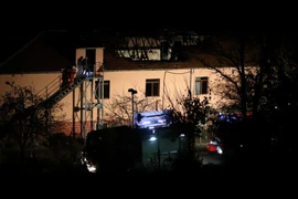 Lính cứu hỏa tại hiện trường vụ cháy một viện dưỡng lão ở làng Royak (Bulgaria), hồi tháng 11/2021. (Nguồn: reuters.com)