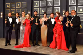 Dàn diễn viên và nhà sản xuất phim "CODA" được trao tượng vàng Oscar 2022 cho các đề cử, trong đó có danh hiệu "Phim hay nhất," tại lễ trao giải ở Hollywood, California (Mỹ) ngày 27/3/2022. (Ảnh: AFP/TTXVN)