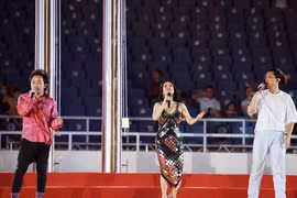 Hồng Nhung và các ca sỹ tập dượt cho đêm khai mạc SEA Games 31. (Nguồn: laodong.vn)