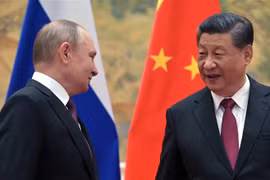 Chủ tịch Trung Quốc Tập Cận Bình (phải) và Tổng thống Nga Vladimir Putin tại cuộc gặp ở Bắc Kinh (Trung Quốc), ngày 4/2/2022. (Ảnh: AFP/TTXVN)