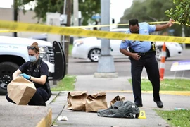 Cảnh sát điều tra tại hiện trường một vụ xả súng ở New Orleans, bang Louisiana (Mỹ) ngày 2/5/2021. (Ảnh: AP/TTXVN)