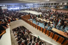 Người biểu tình ủng hộ giáo sỹ Hồi giáo dòng Shiite Moqtada al-Sadr xông vào tòa nhà quốc hội Iraq ở thủ đô Baghdad, ngày 30/7/2022. (Ảnh: AFP/TTXVN)