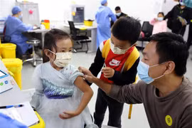 Trẻ em được tiêm vaccine phòng COVID-19 tại Thượng Hải (Trung Quốc), ngày 20/11/2021. (Ảnh: THX/TTXVN)