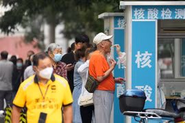 Nhân viên y tế lấy mẫu xét nghiệm COVID-19 cho người dân tại Bắc Kinh (Trung Quốc), ngày 11/6/2022. (Ảnh: THX/TTXVN)