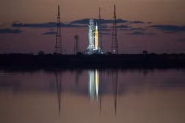 Hệ thống phóng không gian (SLS) mang theo tàu vũ trụ Orion tại bệ phóng 39B ở căn cứ Cape Canaveral, bang Florida (Mỹ) ngày 4/4/2022. (Ảnh: AFP/TTXVN)