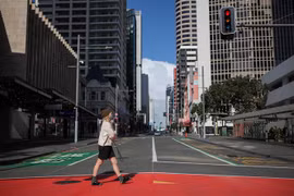 Cảnh vắng vẻ tại một tuyến phố ở Auckland (New Zealand) khi lệnh phong tỏa được áp dụng để phòng chống dịch COVID-19, hồi tháng Tám năm ngoái. (Ảnh: THX/TTXVN)