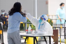 Nhân viên y tế lấy mẫu xét nghiệm COVID-19 cho người dân tại Bắc Kinh (Trung Quốc), ngày 11/6/2022. (Ảnh: THX/TTXVN)