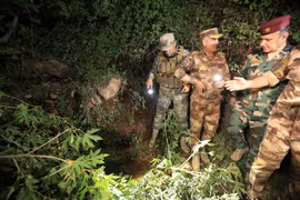 Lực lượng an ninh kiểm tra địa điểm xảy ra vụ tấn công ở tỉnh Dohuk của Iraq, ngày 20/7/2022. (Nguồn: reuters.com)