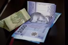 Đồng tiền peso Chile tại Santiago. (Ảnh: AFP/TTXVN)