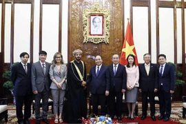 Chủ tịch nước Nguyễn Xuân Phúc chụp ảnh chung với Đại sứ Saleh Mohamed Ahmed Al Suqri. Ảnh: Thống Nhất – TTXVN