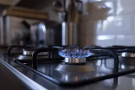 Bếp gas tại một gia đình ở Manchester (Anh), ngày 17/3/2022. (Ảnh: THX/TTXVN)
