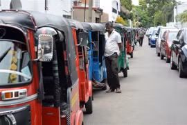 Các phương tiện xếp hàng chờ bơm xăng tại Colombo (Sri Lanka), ngày 15/6/2022. (Ảnh: THX/TTXVN)