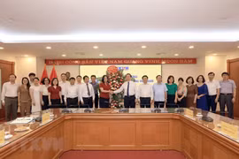 Bí thư Trung ương Đảng, Trưởng Ban Tuyên giáo Trung ương Nguyễn Trọng Nghĩa chúc mừng Thông tấn xã Việt Nam nhân dịp kỷ niệm 97 năm Ngày Báo chí cách mạng Việt Nam. (Ảnh: Tuấn Anh/Thông tấn xã Việt Nam)