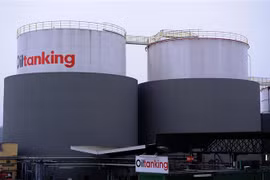Các bể chứa dầu tại Duisburg (Đức). (Ảnh: AFP/TTXVN)