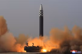 Tên lửa đạn đạo xuyên lục địa Hwasong-17 được phóng thử từ sân bay quốc tế Bình Nhưỡng ngày 24/3/2022, trong một bức ảnh do Hãng thông tấn Trung ương Triều Tiên đăng phát. (Ảnh: KCNA/TTXVN)