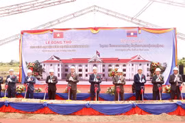 Bộ trưởng Tô Lâm, Bộ trưởng Vilay Lakhamphong cùng các quan khách hai nước thực hiện nghi thức lễ động thổ. (Ảnh: Phạm Kiên/TTXVN)