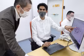 Một người Bangladesh làm việc tại một văn phòng ở Tokyo. (Nguồn: asia.nikkei.com)