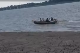Lực lượng cứu hộ tìm kiếm các nạn nhân vụ lật thuyền trên sông Yamuna ở Banda, bang Uttar Pradesh, miền Bắc Ấn Độ, ngày 11/8/2022. (Ảnh: Times of India/TTXVN)