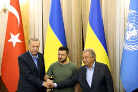 Tổng thống Thổ Nhĩ Kỳ Tayyip Erdogan, Tổng thống Ukraine Volodymyr Zelensky và Tổng Thư ký LHQ Antonio Guterres trong cuộc họp báo chung sau hội đàm, tại Lviv, Ukraine ngày 18/8/2022. Ảnh: AFP/TTXVN