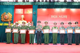 Đại tướng Tô Lâm, Ủy viên Bộ Chính trị, Bộ trưởng Bộ Công an trao Bằng khen của Bộ Công an cho cá nhân và tập thể có thành tích xuất sắc. (Ảnh: Phạm Kiên/TTXVN)