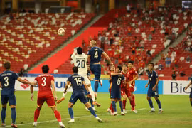 Pha tranh chấp bóng trong trận bán kết lượt đi AFF Suzuki Cup 2020 giữa đội tuyển Thái Lan và đội tuyển Việt Nam trên sân vận động Quốc gia Singapore, tối 23/12/2021. (Ảnh: Thế Vũ/TTXVN)