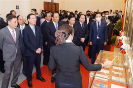 Ông Võ Văn Thưởng, Ủy viên Bộ Chính trị, Thường trực Ban Bí thư cùng đoàn đại biểu hai nước thăm gian trưng bày triển lãm ảnh. (Ảnh: Bá Thành/TTXVN)