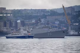 Tàu hộ vệ tên lửa 016-Quang Trung của Việt Nam tham gia lễ kỷ niệm Ngày Hải quân Liên bang Nga ở Vladivostok, hồi tháng Bảy năm ngoái. (Ảnh: Nguyễn Anh Nam/TTXVN)