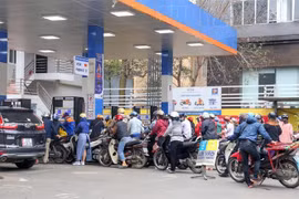 Người dân xếp hàng mua xăng tại trạm xăng Nam Đồng (Hà Nội). (Ảnh: Tuấn Đức/TTXVN)