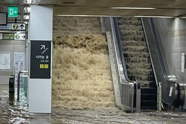 Nước mưa tràn vào ga tàu điện ngầm Isu ở phía nam Seoul vào đêm 8/8. (Nguồn: Yonhap/koreaherald.com)