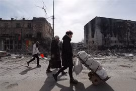 Người dân tại Mariupol (Ukraine), ngày 10/4/2022. (Ảnh: THX/TTXVN)