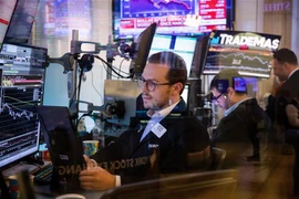 Giao dịch viên tại Sàn chứng khoán New York (Mỹ). (Ảnh: THX/TTXVN)