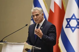 Ông Yair Lapid phát biểu tại cuộc họp báo ở Manama (Bahrain), ngày 30/9/2021. (Ảnh: AFP/TTXVN)