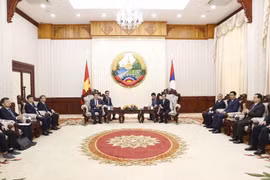 Quang cảnh buổi hội kiến giữa Chủ tịch Quốc hội Vương Đình Huệ và Thủ tướng Lào Phankham Viphavanh. (Ảnh: Doãn Tấn/TTXVN