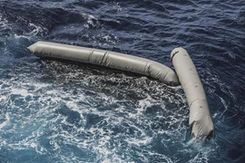 Mảnh vỡ được cho là từ chiếc xuồng cao su chở hơn 100 người di cư bị đắm ngoài khơi Libya, trên Địa Trung Hải, ngày 22/4/2021. (Ảnh: AP/TTXVN)