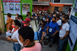 Cử tri Philippines chờ bỏ phiếu bầu tổng thống tại điểm bầu cử ở Manila, ngày 9/5/2022. (Ảnh: AFP/TTXVN)