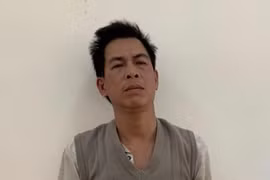 Triệu Văn Muôn tại cơ quan công an. (Ảnh: TTXVN)